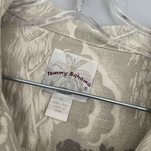 Tommy Bahama Silk button down shirt size XL - Picture 3 of 4